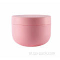 Lege cosmetische roze plastic gevormde crèmekleurige gezichtskom